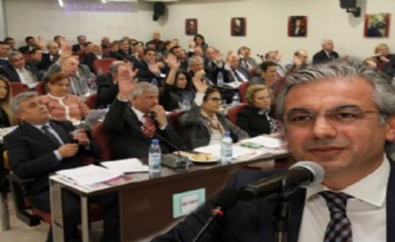 Karşıyaka'da meclis klasiği: Akpınar ve Mertoğlu yine karşı karşıya